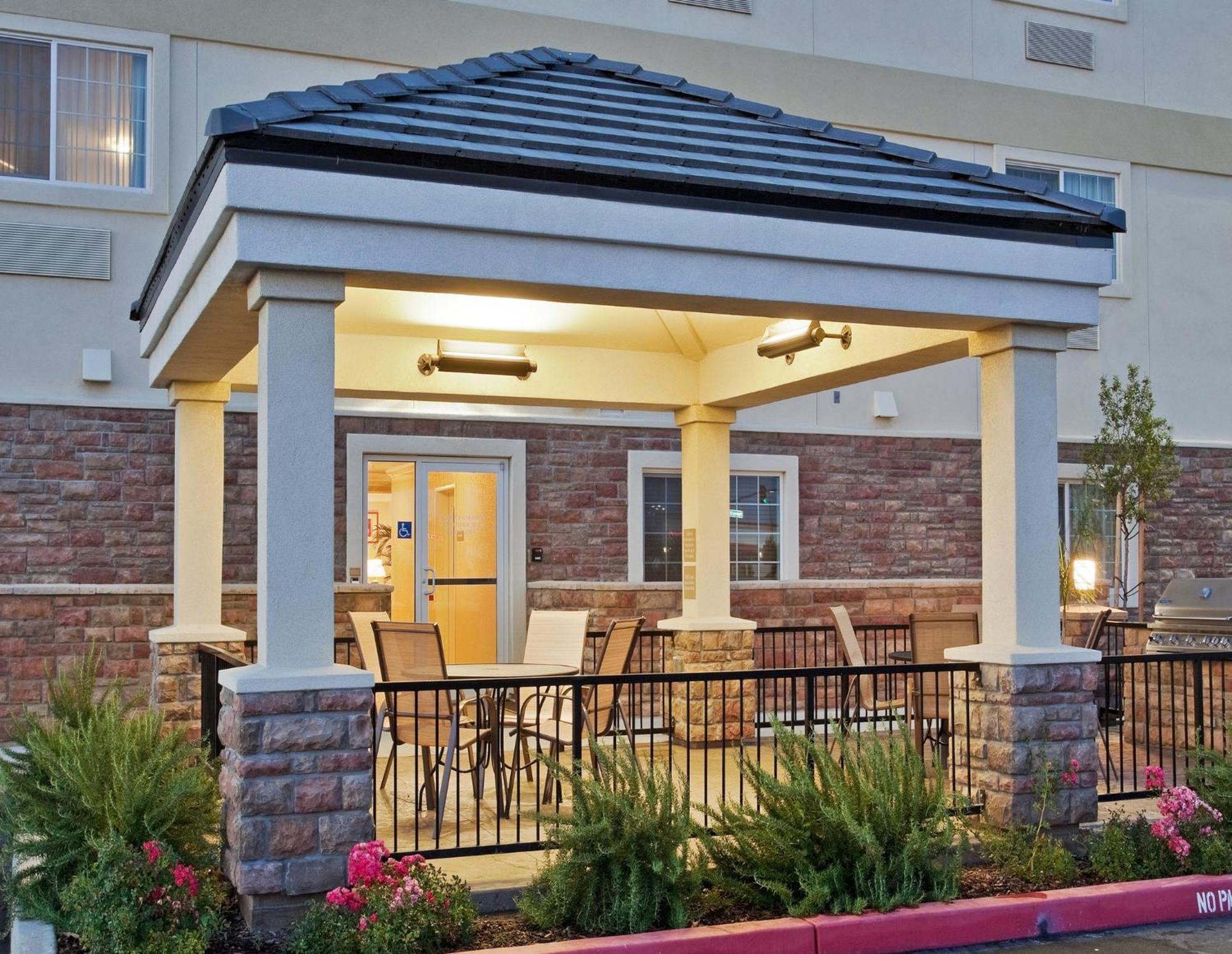 Candlewood Suites Turlock By Ihg Buitenkant foto